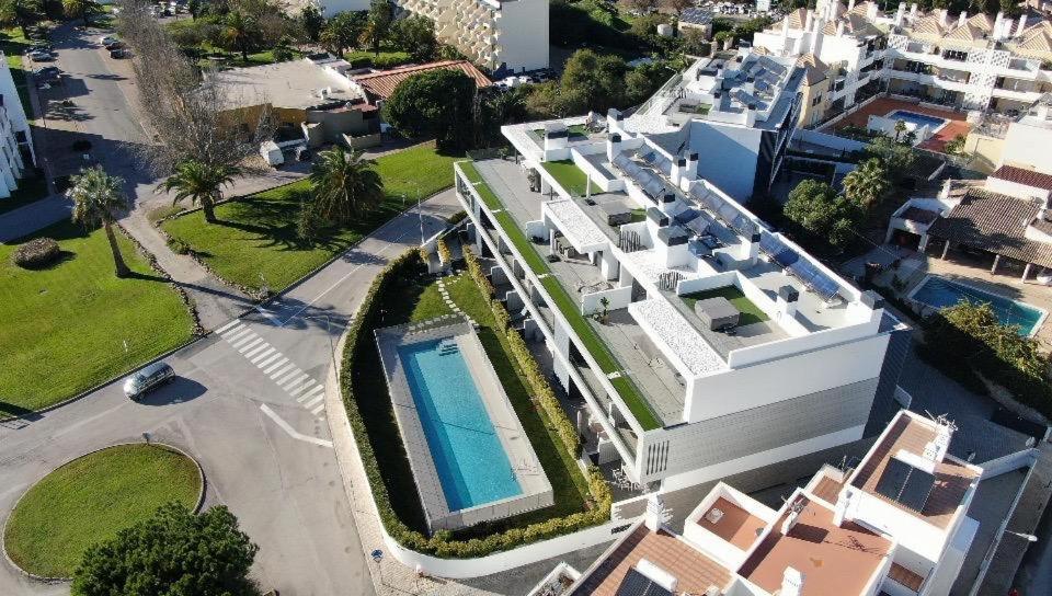 een luchtzicht op een gebouw met een zwembad bij Ocean View Top Luxury New Built T2 -WPOV2 in Cabanas de Tavira