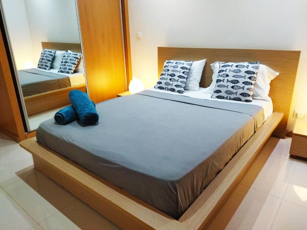 a bedroom with two beds and a mirror at Apto Morabeza T2 Praia in Praia