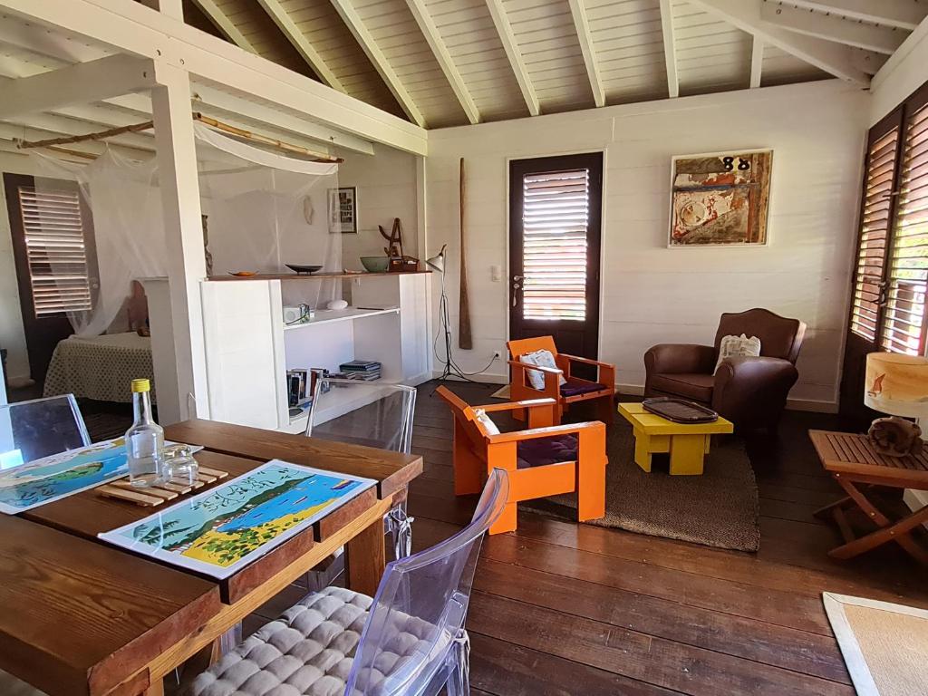 ein Wohnzimmer mit einem Esstisch und einem Wohnzimmer in der Unterkunft Les lofts Edouard in Terre-de-Haut