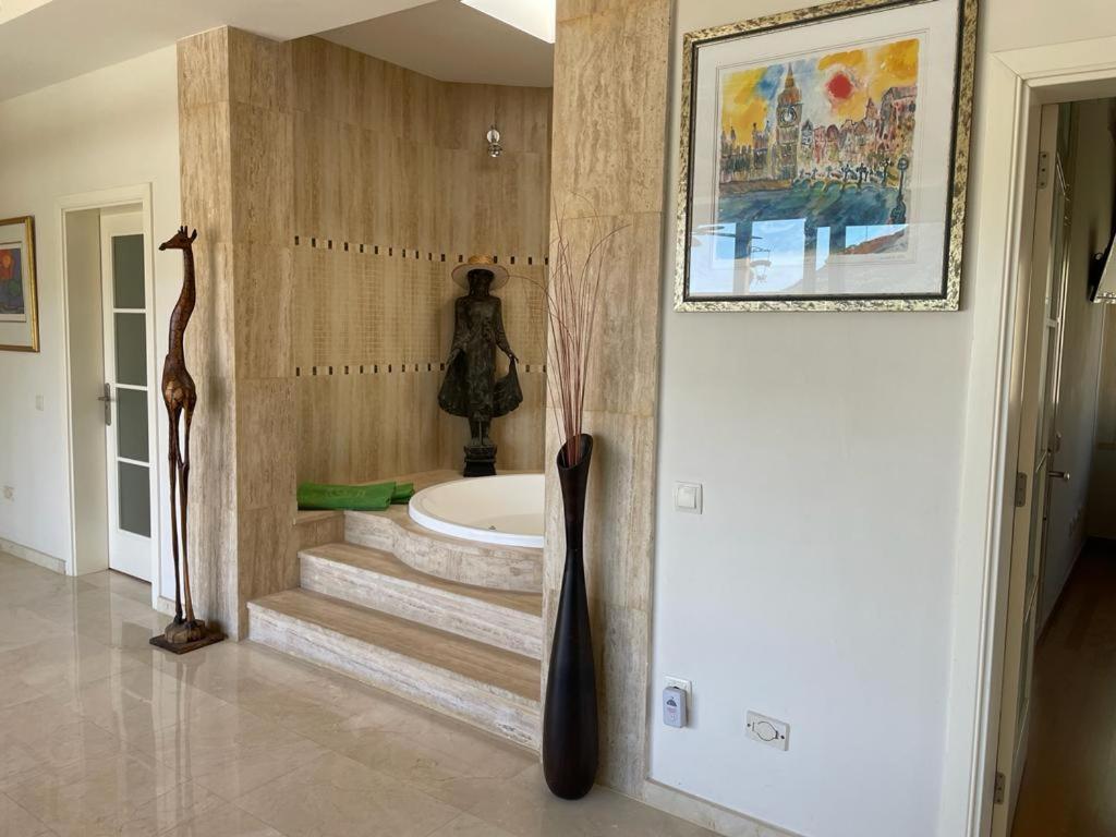 Posteľ alebo postele v izbe v ubytovaní VILLA DE LUXE 5***** golf - piscine chauffée - home cinéma - billard