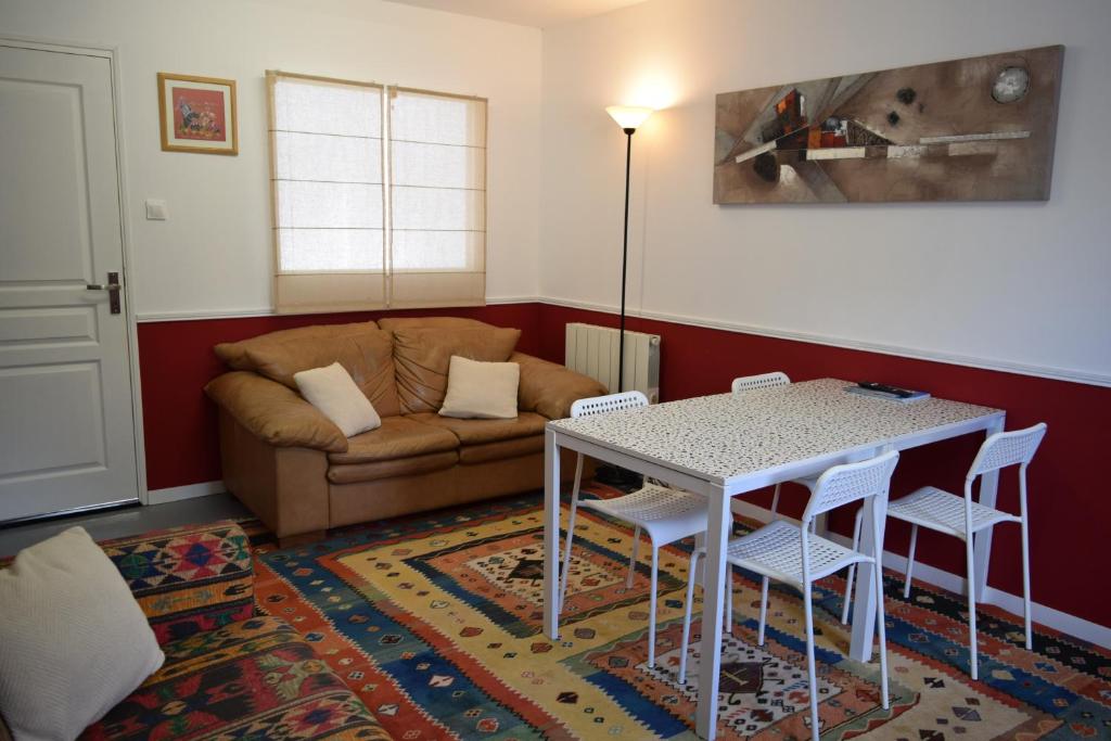 a living room with a table and a couch at Appartement 3 chambres, Camping La Pointe in Châteaulin