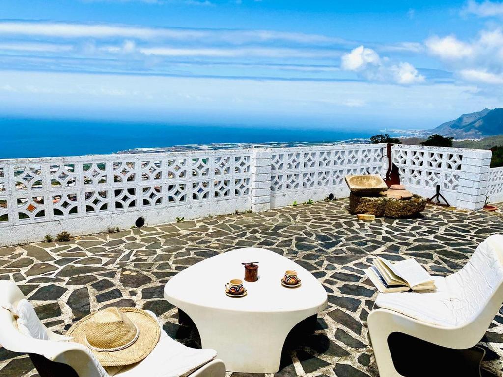 En balkong eller terrasse på Country Villa Los Dragos By Deihu Experiences