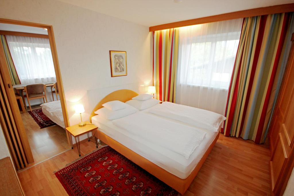 Hotel Sonnenhof - bed & breakfast & appartements - Sala Familiar Con Balcón