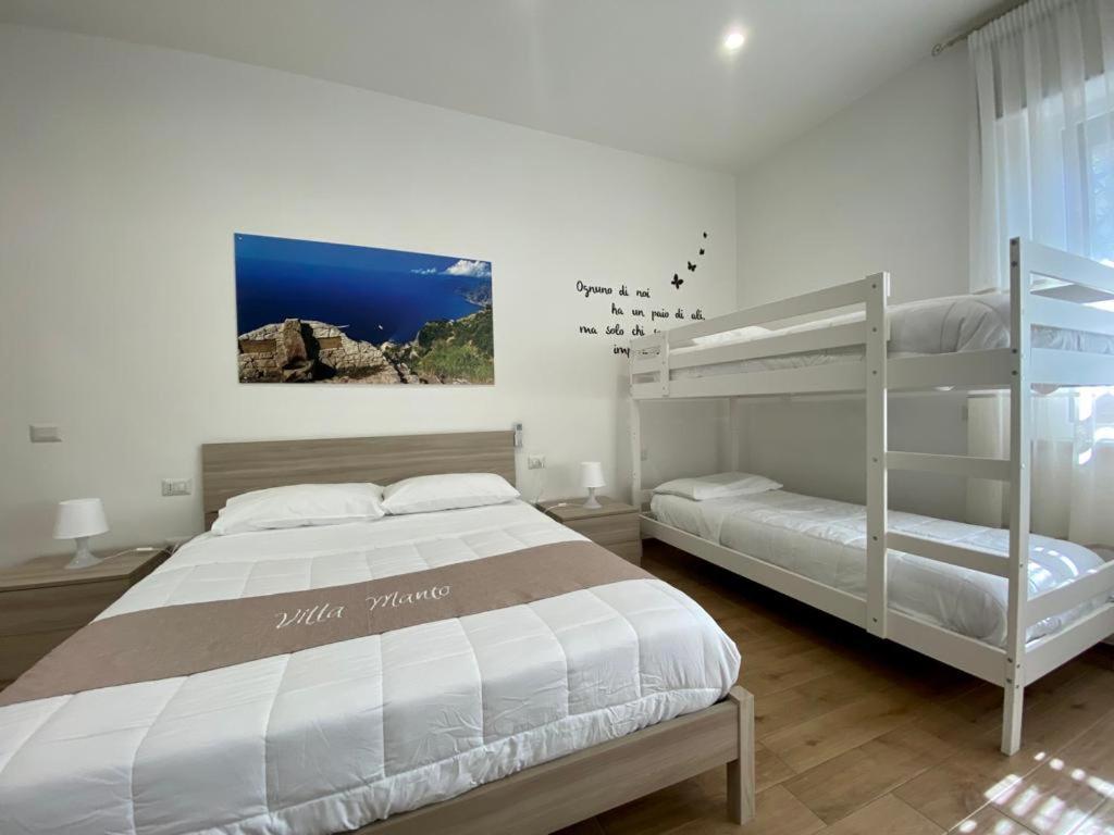 - une chambre avec 2 lits et des lits superposés dans l'établissement Villa Manto Bed and Breakfast - Torre Annunziata Pompei, à Torre Annunziata