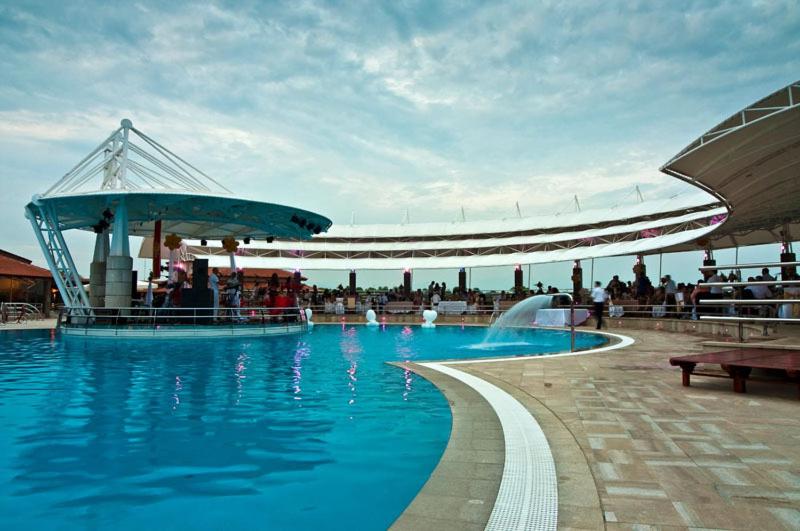Bazén v ubytování Plavnica Eco Resort nebo v jeho okolí