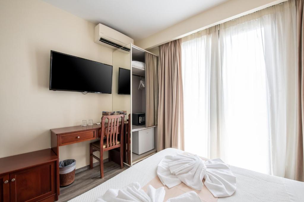 TV a/nebo společenská místnost v ubytování Athens Golden City Hotel