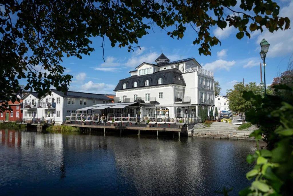 Výhled na řeku, která protéká v blízkosti hotelu