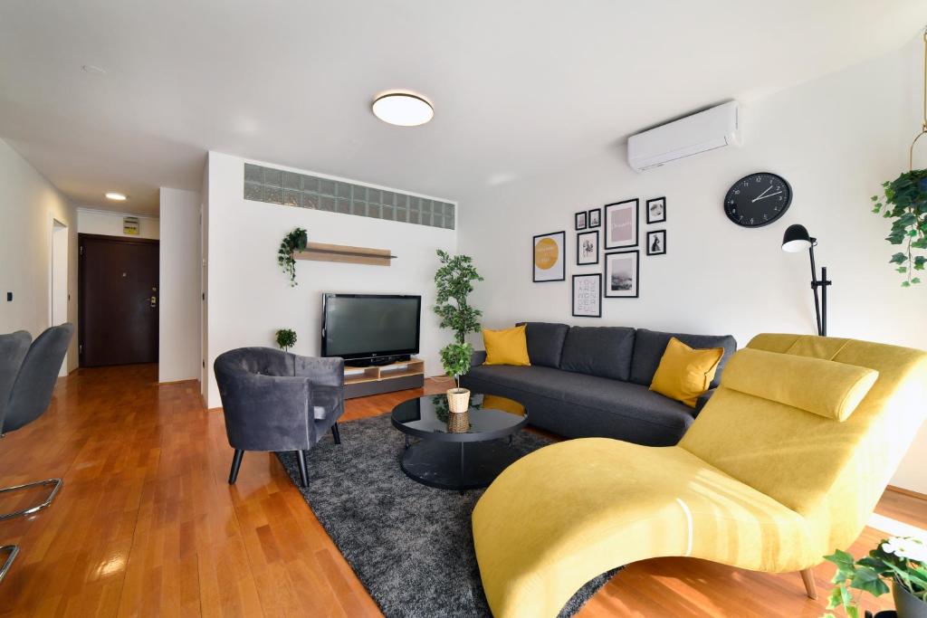 Lavir - Spacious 2BR Apartment with Parking