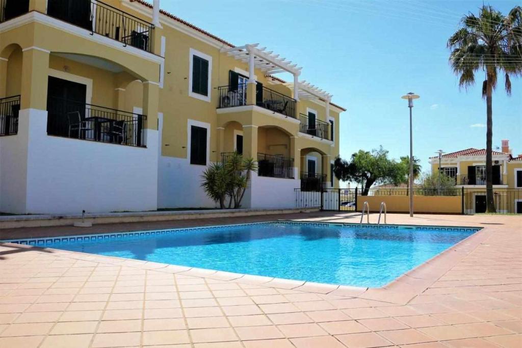 Bazén v ubytování AlgarveSand Porches nebo v jeho okolí