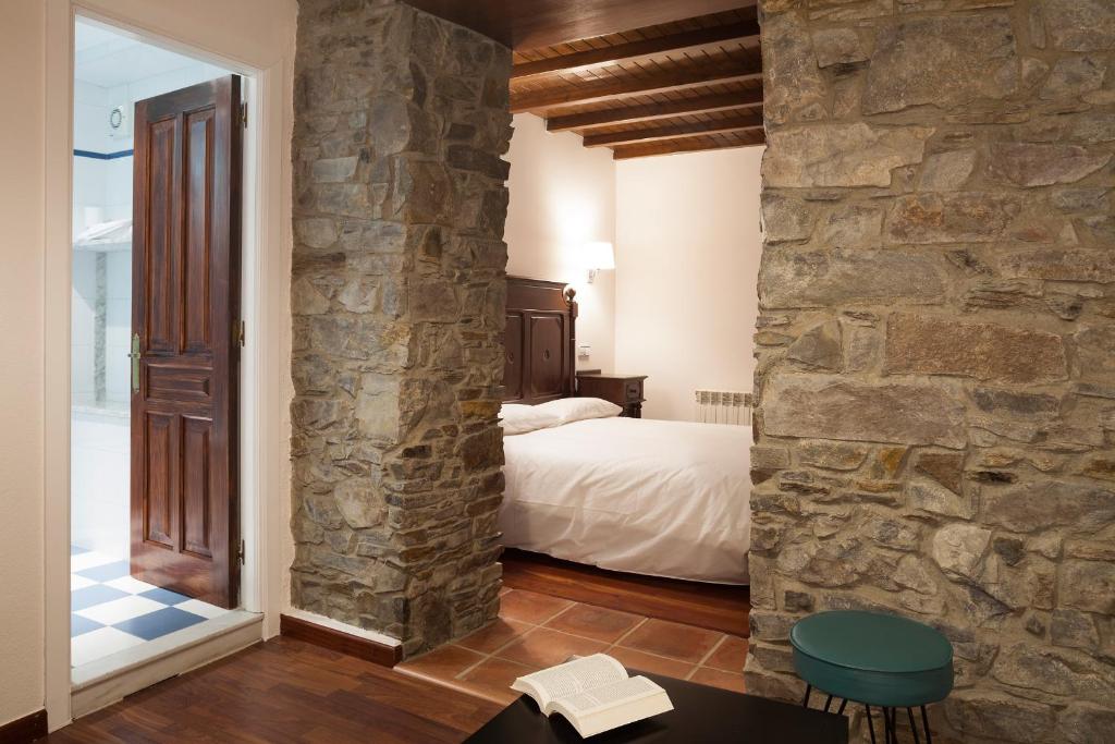 Cama o camas de una habitación en Hotel Gastronómico Cabo Vidío