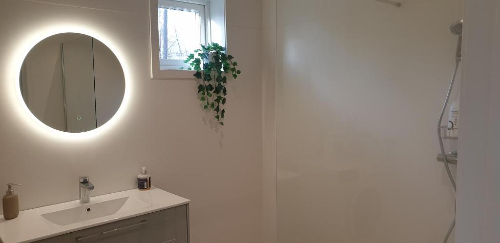 Koupelna v ubytování Semesterhus Kymbo Jungfrugården 2