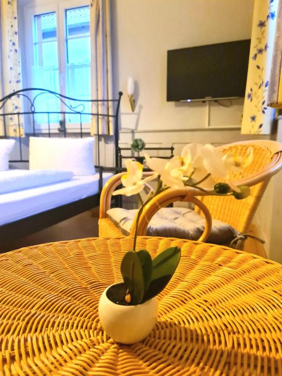 Postel nebo postele na pokoji v ubytování Gästehaus Zum Weinbauer