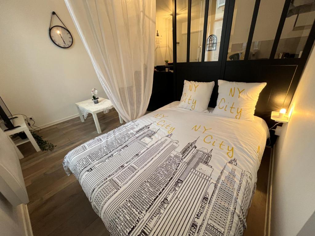 Un pat sau paturi într-o cameră la Studio rdc ou 1er étage, rsdce calme, centre ville proche Cathédrale, Pking possible à prox