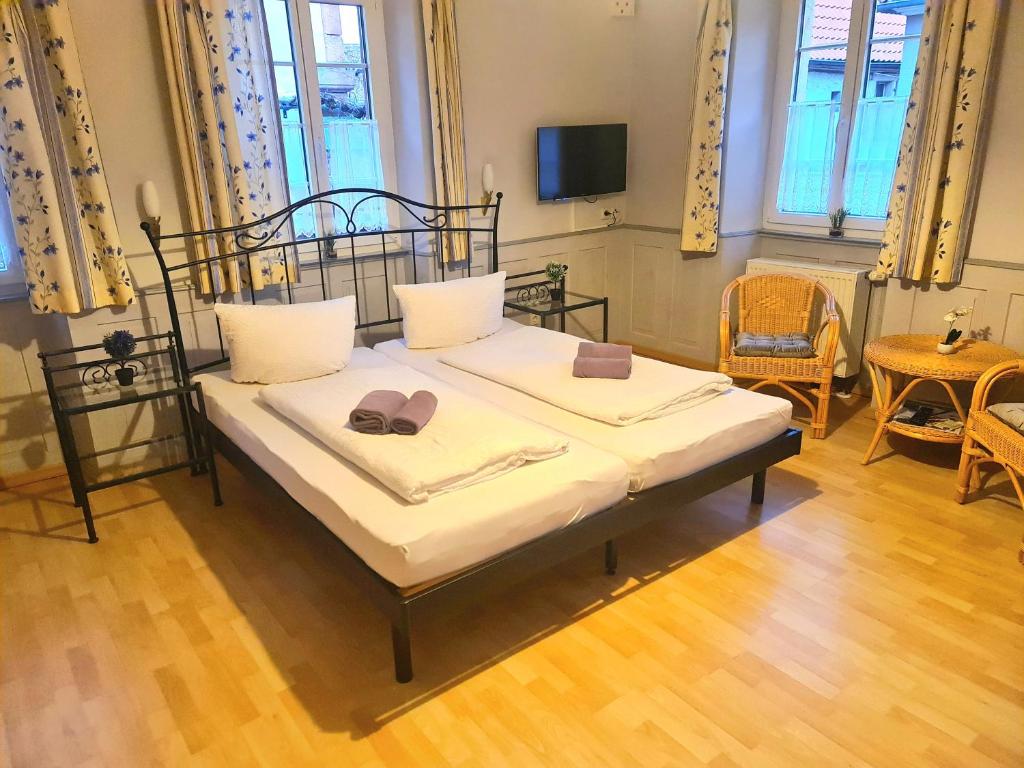 Postel nebo postele na pokoji v ubytování Gästehaus Zum Weinbauer