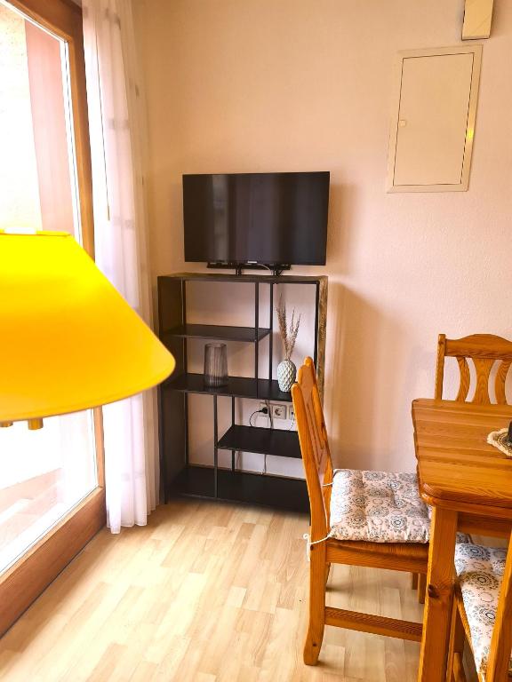 TV a/nebo společenská místnost v ubytování Gästehaus Zum Weinbauer