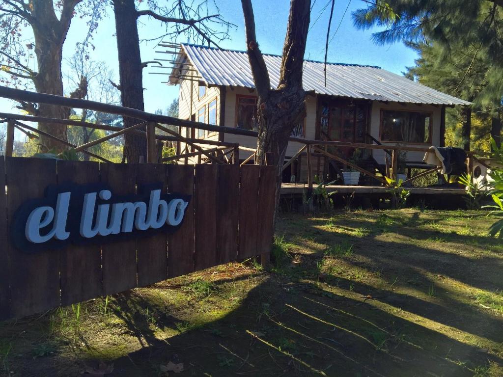 ein Haus mit einem Holzzaun davor in der Unterkunft El Limbo Posada in Tigre