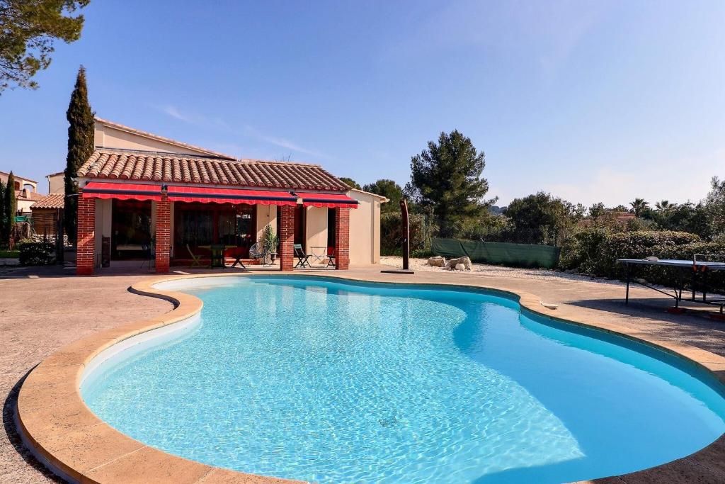 een groot zwembad voor een huis bij The workshop - Atypical loft private swimming pool & garden 3 stars in Aubais