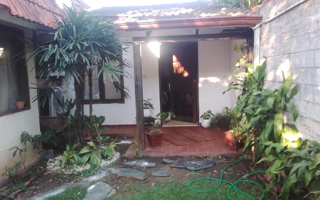 an open door of a house with a courtyard at Rincon de ensueño in Santa Cruz de la Sierra