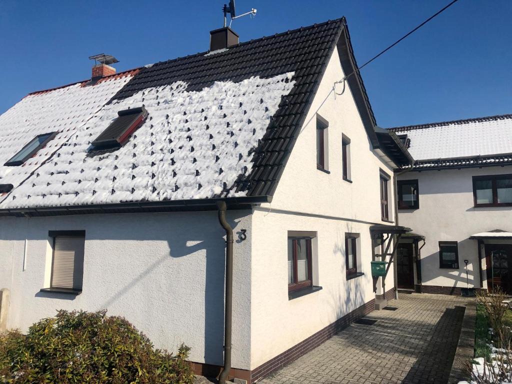 una casa blanca con techo gris en Auszeit - a84018 en Mengersgereuth-Hämmern