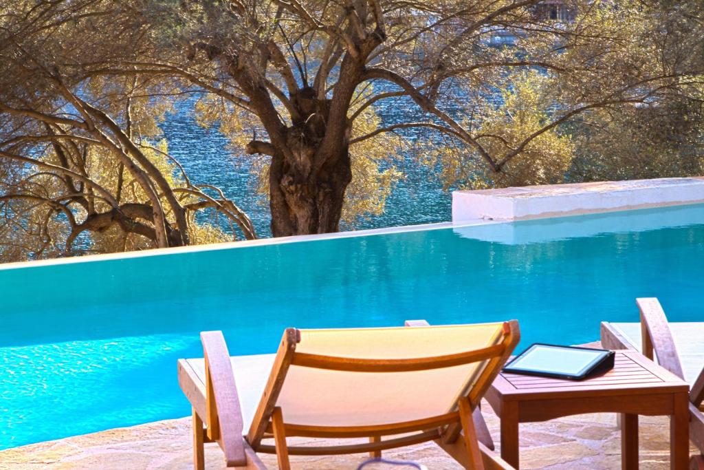 Bazén v ubytování Villa Amoudia nebo v jeho okolí