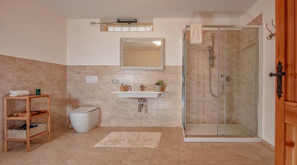 Łazienka w obiekcie Villa Edy Barbaresco con piscina per gruppi e famiglie