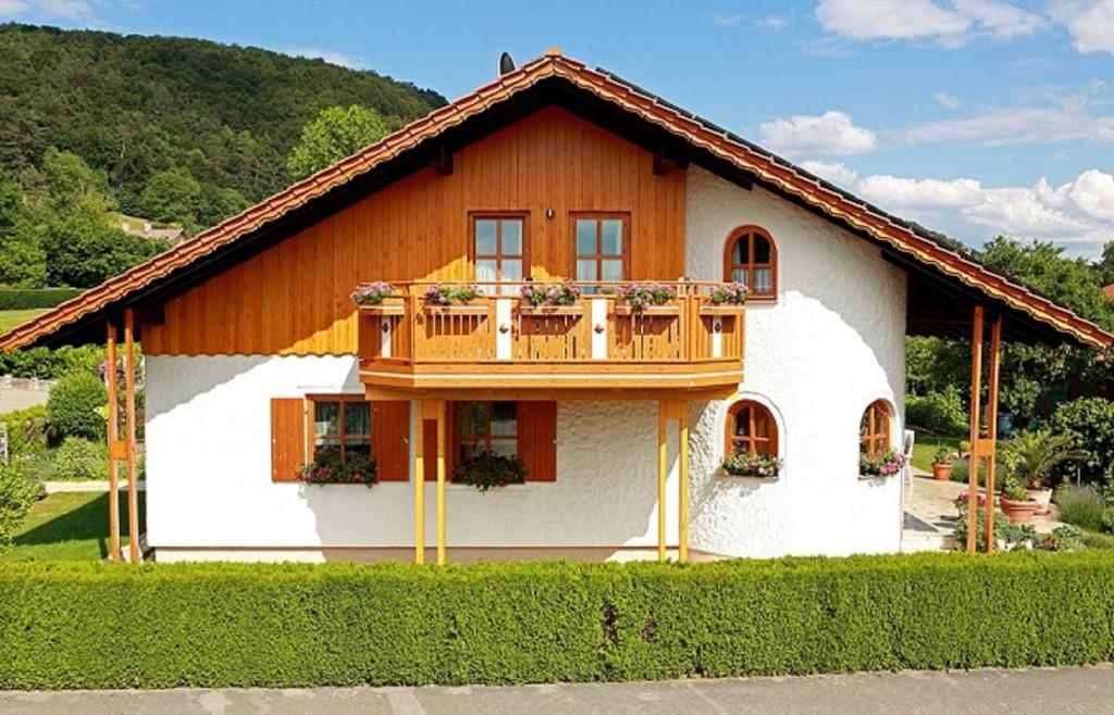 une maison avec un toit en bois et un balcon dans l'établissement Ferienwohnungen Klügl, à Riedenburg