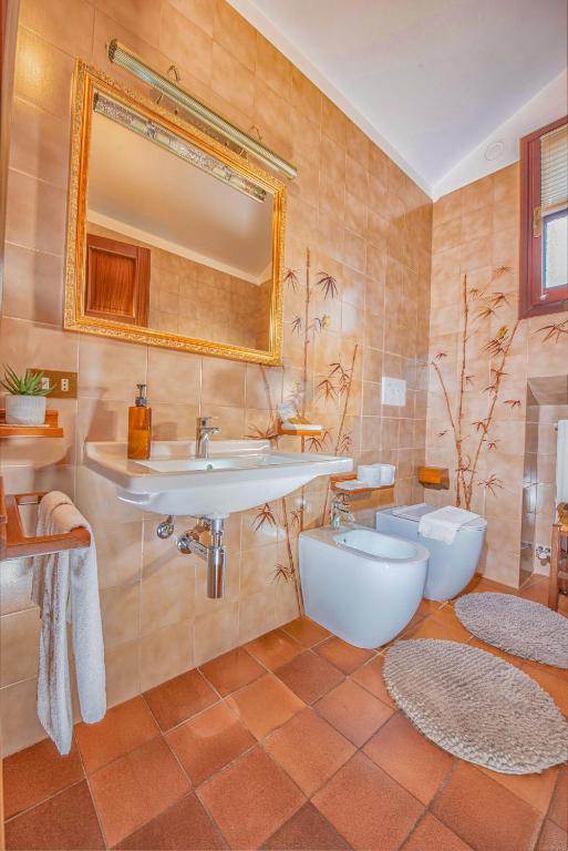 Łazienka w obiekcie Villa Edy Barbaresco con piscina per gruppi e famiglie