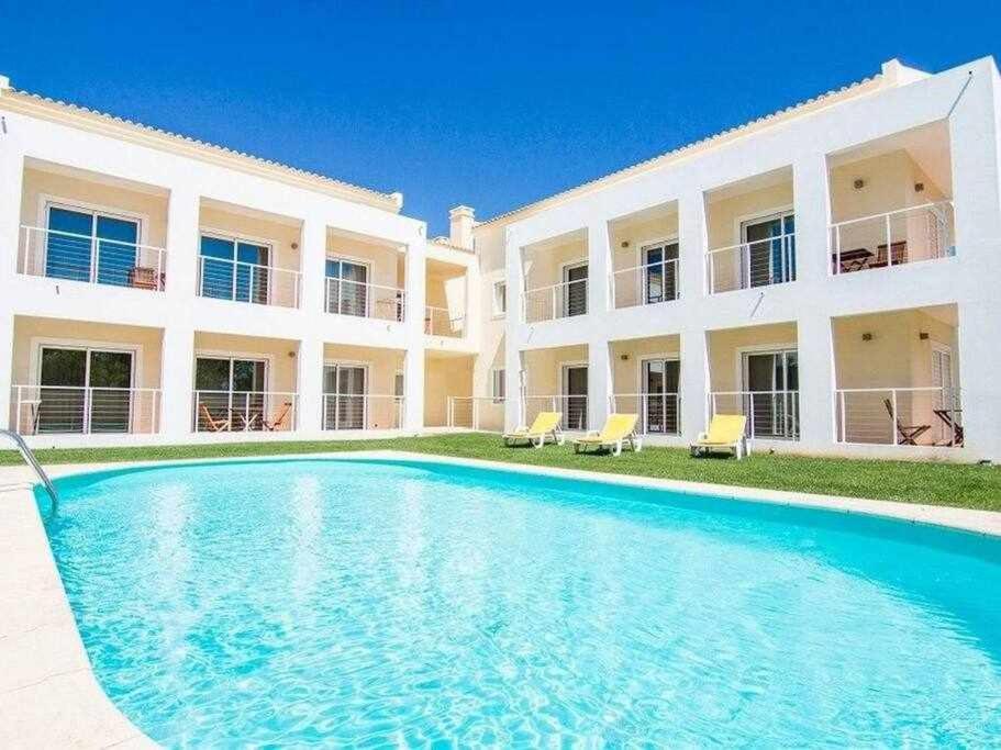 una villa con piscina di fronte a un edificio di SunHome Casas de férias em Portimao a Portimão