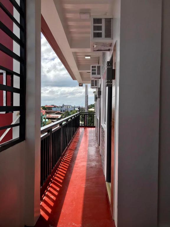 Uma varanda ou terraço em FN Lodge - town proper