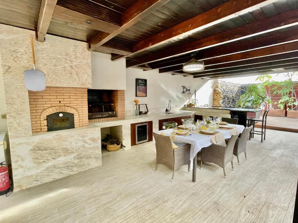 a kitchen and dining room with a table and a fireplace at Chalet exclusivo bonalba in Alicante