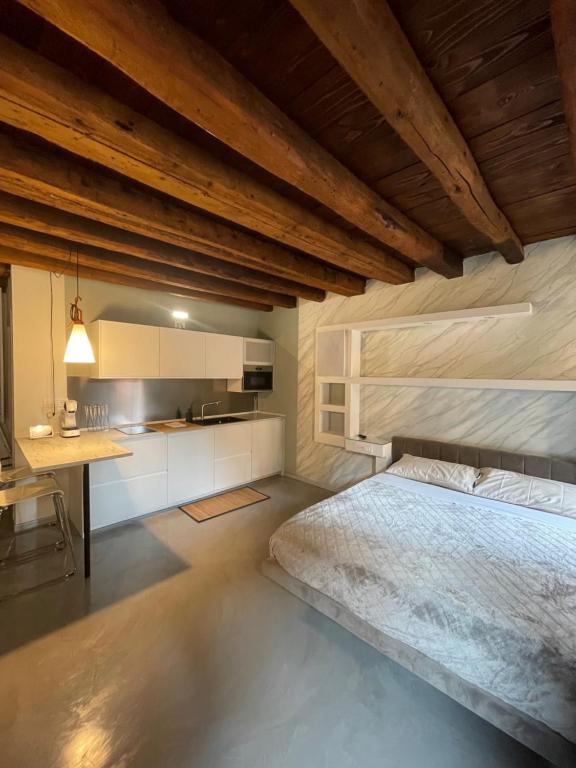 ein Schlafzimmer mit einem Bett und einer Holzdecke in der Unterkunft City Live in Rovigo
