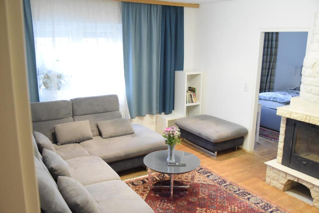 sala de estar con sofá y chimenea en 100qm comfort, family-friendly and top located en Guntramsdorf