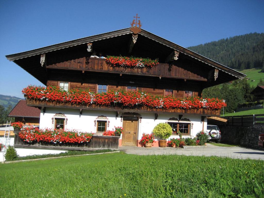 ein Haus mit Blumen auf der Vorderseite in der Unterkunft Apartment Acker in Alpbach