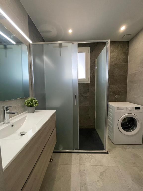 Ein Badezimmer in der Unterkunft Villa Andrée avec piscine à proximité de la mer