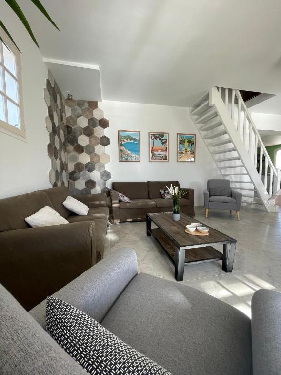 ein Wohnzimmer mit Sofas und einem Couchtisch in der Unterkunft Villa Andrée avec piscine à proximité de la mer in Saint-Cyr-sur-Mer