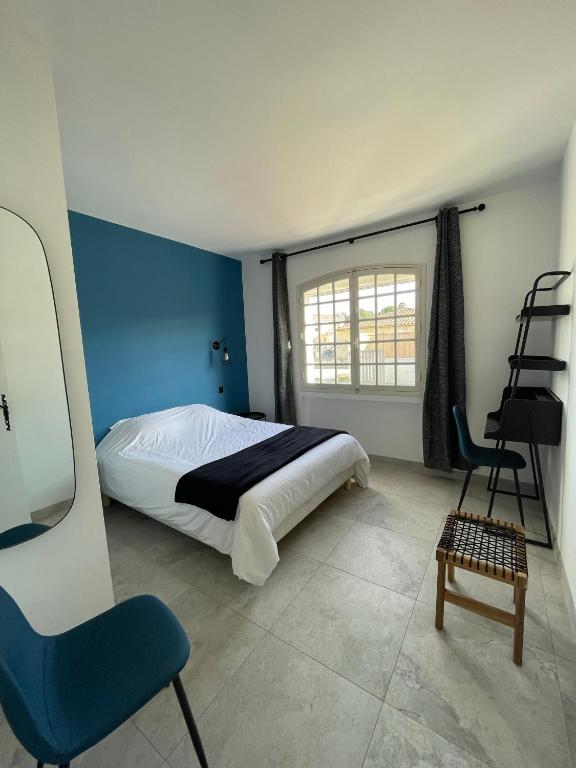 Ein Bett oder Betten in einem Zimmer der Unterkunft Villa Andrée avec piscine à proximité de la mer