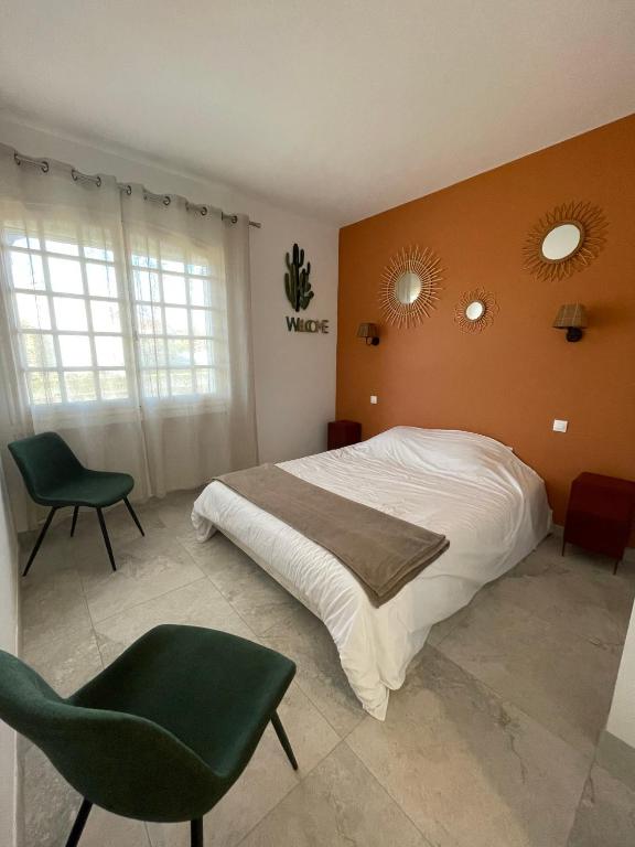 Ein Bett oder Betten in einem Zimmer der Unterkunft Villa Andrée avec piscine à proximité de la mer