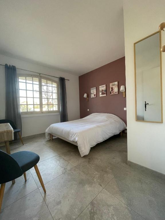 Ein Bett oder Betten in einem Zimmer der Unterkunft Villa Andrée avec piscine à proximité de la mer