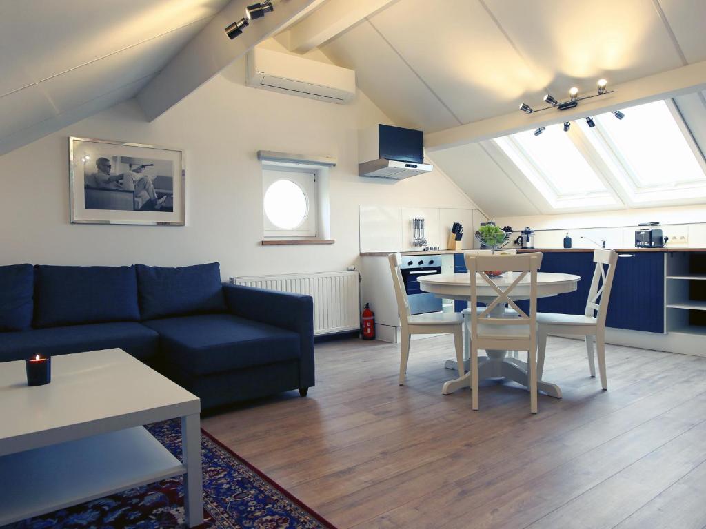 een woonkamer met een blauwe bank en een tafel bij One bedroom apartement with wifi at Waterloo in Waterloo