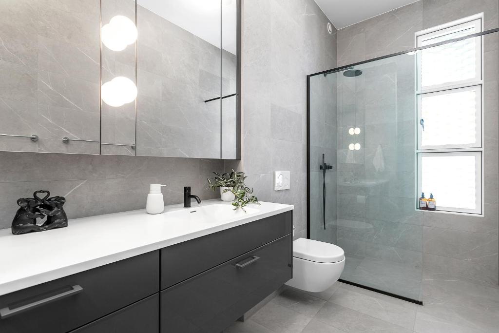 Modern Downtown Apartment - Harbour View photo