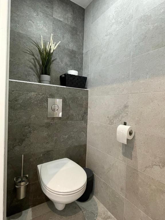 Ein Badezimmer in der Unterkunft Villa Andrée avec piscine à proximité de la mer