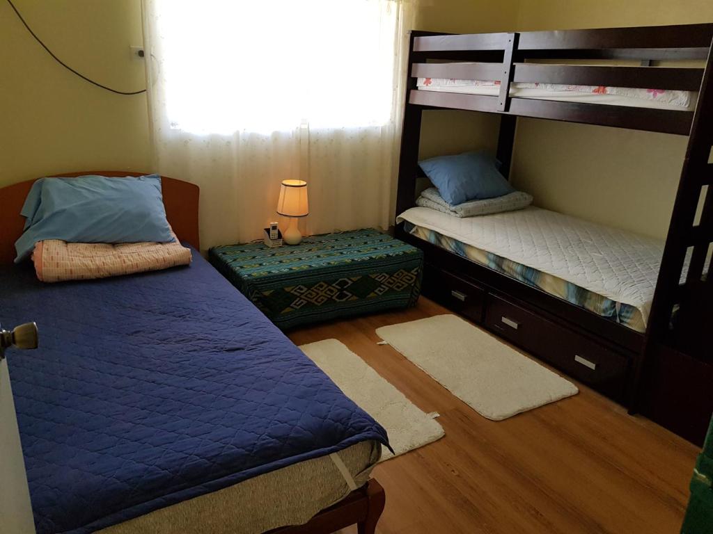 1 dormitorio con 2 literas y ventana en DK Home 단독 감성주택, en Afetna