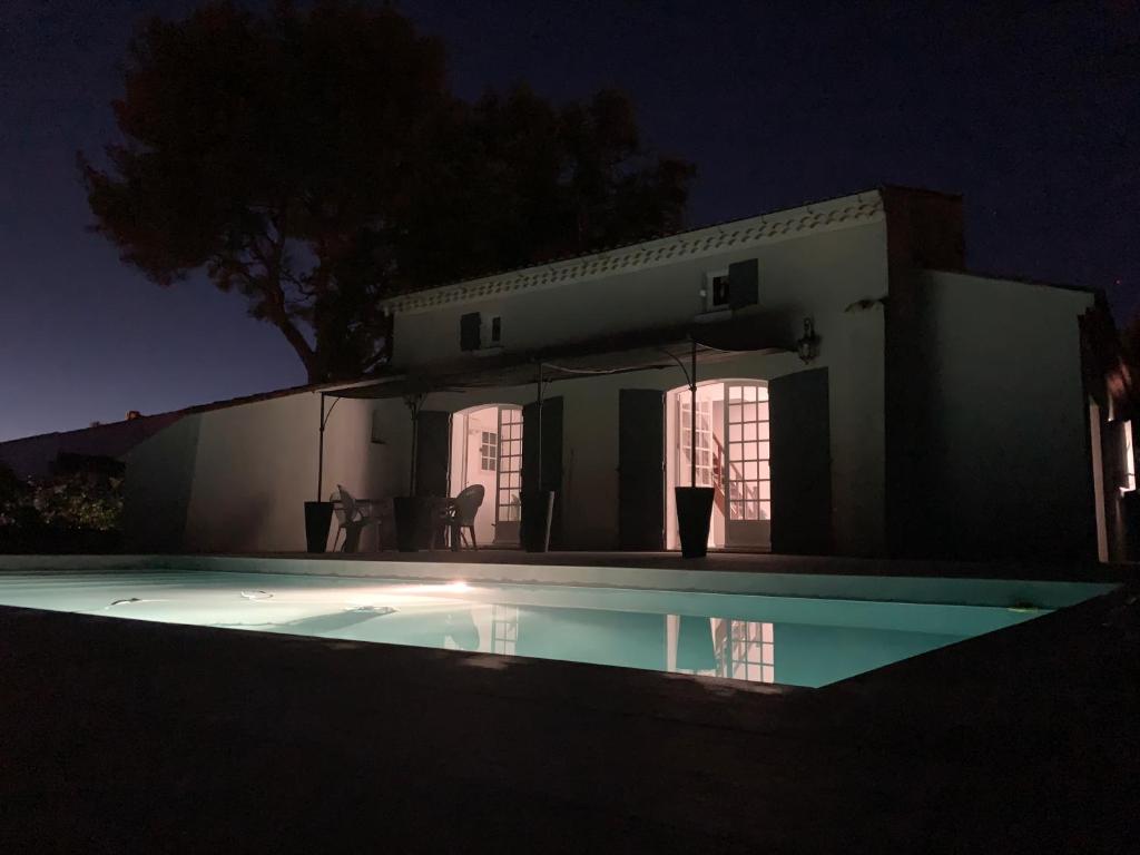 Der Swimmingpool an oder in der Nähe von Villa Andrée avec piscine à proximité de la mer