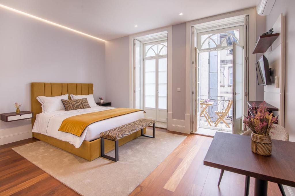 une chambre avec un grand lit et un balcon dans l'établissement Porto Almada 180 Apartments, à Porto