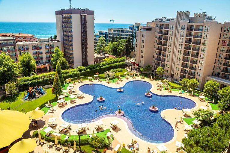 - une vue aérienne sur une grande piscine dans un complexe dans l'établissement Barcelo Royal Beach Private Apartament, à Sunny Beach