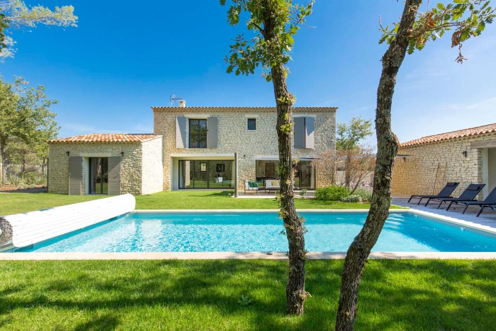 een huis met een zwembad in een tuin bij Stone charming villa pool and garden in Gordes in Gordes