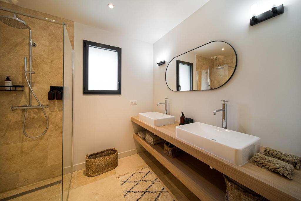 Fotografia z galérie ubytovania Stone villa with heated pool in Gordes v destinácii Gordes