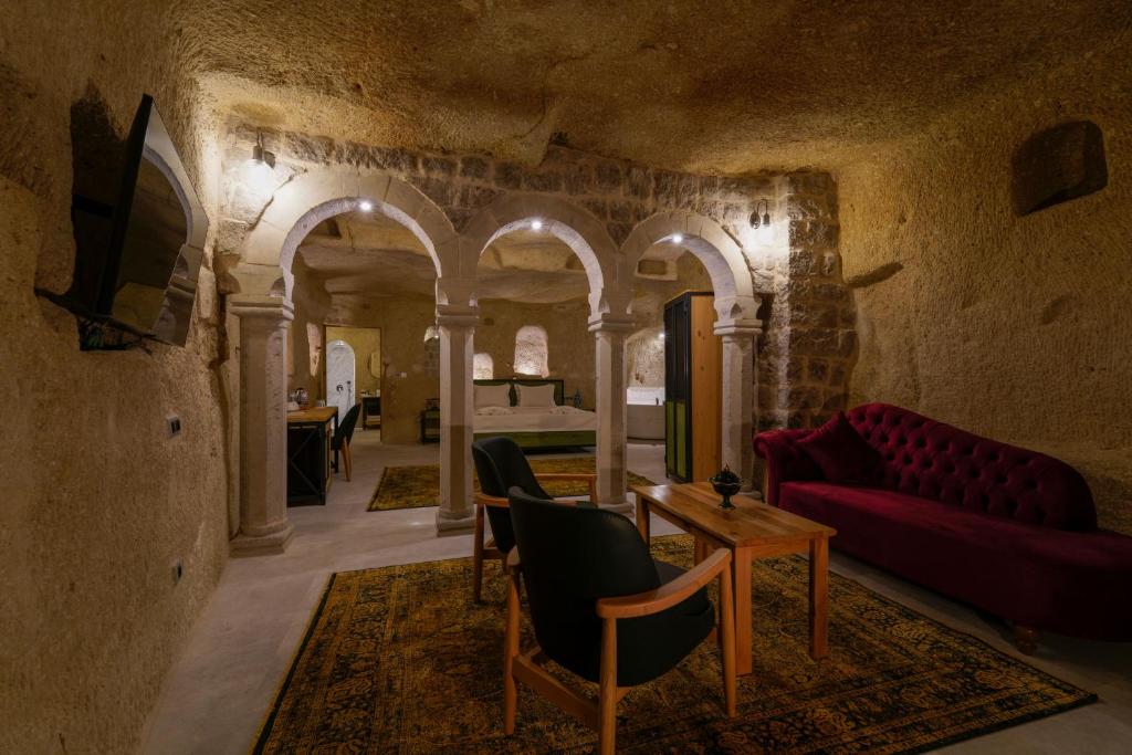 una sala de estar con un sofá y una mesa en The Niche Cave Hotel, en Göreme