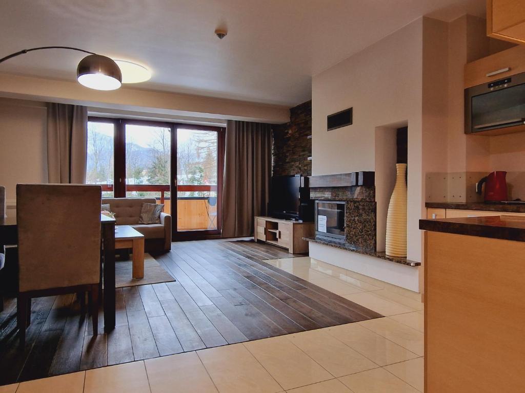 Kuchyňa alebo kuchynka v ubytovaní ZAKOapartamenty BUTOROWY RESIDENCE