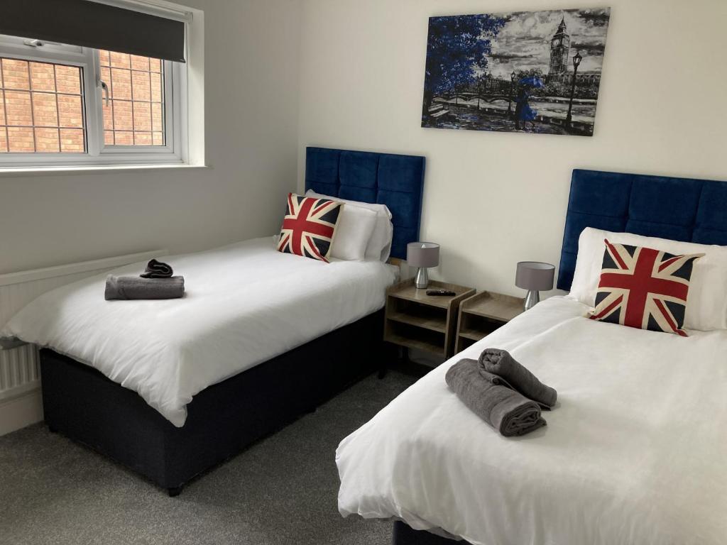 sypialnia z dwoma łóżkami z brytyjskimi flagami w obiekcie Brackens w mieście Brentwood